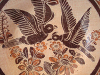 Mexican vintage pottery and ceramics, a lovely petatillo plate with graceful doves, attributed to the great potter and folk artist Balbino Lucano, Tlaquepaque, Jalisco, c. 1930's. Closeup photo of the two doves on the front of the plate.
