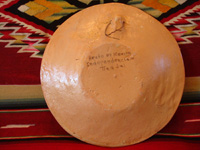 Mexican vintage pottery and ceramics, a lovely petatillo plate with graceful doves, attributed to the great potter and folk artist Balbino Lucano, Tlaquepaque, Jalisco, c. 1930's. Photo showing the back side of the plate.