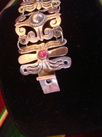 Mexican vintage sterling silver jewelry, and Taxco vintage silver jewelry, a very beautiful sterling silver bracelet with caboshons and magenta-colored stones (four of each), signed "Mexico", c. 1940's.  Closeup photo of the clasp of the Taxco silver bracelet.