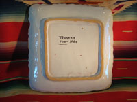 Mexican vintage pottery and ceramics, a ceramic Talavera tray from Puebla, c. 1960's. A photo showing the back side of the Talavera tray.