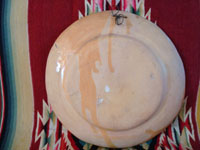 Mexican vintage pottery and ceramics, a wonderful petatillo (background with straw-like hatching) plate from Tlaquepaque, c. 1930-40. The plate has a very unique and early geometric and floral design. Photo showing the back side of the petatillo plate from Tlaquepaque.