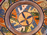 Mexican vintage pottery and ceramics, a wonderful petatillo (background with straw-like hatching) plate from Tlaquepaque, c. 1930-40. The plate has a very unique and early geometric and floral design. Another view of the front side of the plate.