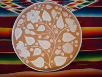 Mexican vintage pottery and ceramics, a large charger from Oaxaca with a wonderful floral pattern, c. 1940's. Main photo showing the entire front side of the charger.
