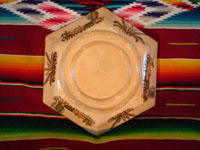 Mexican vintage pottery and ceramics, a beautiful six-sided bowl from Tlaquepaque, Jalisco, c. 1920-30. Photo showing the bottom and sides of the bowl.