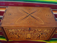 Mexican vintage folk art, and Mexican vintage woodcarvings and masks, a fabulous wooden escritorio (portable writing desk) with very fine marquetry inlay work, Oaxaca, c. 19th century. Photo of the top of the desk, showing more floral marquetry.