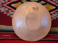 Mexican vintage pottery and ceramics, a petatillo (cross-hatching in the background resembling a straw mat or petate) plate with very fine artwork, attributed to the famous artist Balbino Lucano, Tlaquepaque, Jalisco, c. 1930. A photo of the back of the plate, inscribed with the address of Balbino Lucano's gallery in Tlaquepaque.