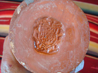 Mexican vintage pottery and ceramics, a beautiful pottery bottle with a brown (earthen-ware) background and very fine and detailed artwork, Tlaquepaque, Jalisco, c. 1930's. Photo of the bottom of the Tlaquepaque pottery bottle showing the stamp of the Arias shop.