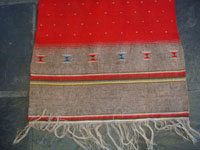 Mexican vintage textiles and Saltillo-style serapes (sarapes), a very beautiful Saltillo-style serape with a wonderful center medallion, c. 1940's. Closeup photo of one edge of the serape showing the fringe.