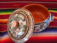 Mexican vintage pottery and folk art, a lovely petatillo casserole with lid, Tonala, Jalisco, c. 1950-60, by famed artist Jose Bernabe. The casserole features wonderful and very intricate floral and zoomorphic figures. Photo showing the lid and the inside of the casserole.