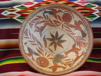 Mexican vintage pottery and ceramics, a wonderful pottery tri-pod bowl with beautiful and very fine artwork, from Guerrero, c. 1940's. Main photo.