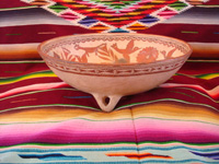 Mexican vintage pottery and ceramics, a wonderful pottery tri-pod bowl with beautiful and very fine artwork, from Guerrero, c. 1940's. Photo showing the side of the bowl.