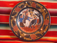 Mexican vintage pottery and ceramics, a beautiful burnished charger with very intricate decoration, by famous Master Artist of Mexican Folkart Pottery, Salvador Vasquez, Tonala, c. 1960. Main photo.