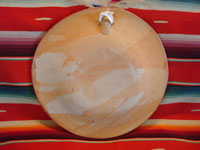 Mexican vintage pottery and ceramics, a beautiful burnished charger with very intricate decoration, by famous Master Artist of Mexican Folkart Pottery, Salvador Vasquez, Tonala, c. 1960. Photo of back side of the charger.