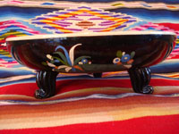 Mexican vintage pottery and ceramics, a black-ware bowl with a tri-pod base, Tlaquepaque, Jalisco, c. 1930's. The bowl has a very graceful and beautiful form, and the artwork on the bowl is very sharp and intricate. Side-view of the Tlaquepaque pottery bowl.