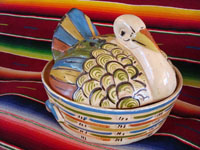 Mexican vintage pottery and ceramics, a large casserole in the form of a wonderful cream-colored turkey, Tonala, Jalisco, c. 1940's. The hand-painted decorations are very well-executed, especially on the wings of the turkey and the outside of the bowl. Main photo.