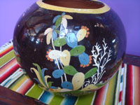 Mexican vintage pottery and ceramics, a lovely blackware Tlaquepaque pottery tecomate with fabulous artwork, Tonala or San Pedro Tlaquepaque, Jalisco, c. 1930's. Another side of the piece showing lovely flora.