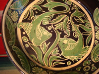 Mexican vintage pottery and ceramics, a Fantasia pan with wonderful fish, c. 1920-30. The hand-painted design-work on this fry pan is excellent. The piece was made in the pottery center of Tlaquepaque, Jalisco. Closeup photo of main fish design.