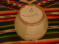 Mexican pottery and ceramics, a beautiful ceramic jar with a lid, very beautifully decorated, by the renowned Gorky Gonzalez of Guanajuato, c. 1960. Photo of the bottom of the jar, showing the signature mark of Gorky Gonzalez.