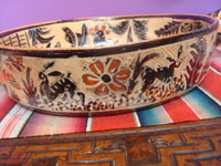 Mexican vintage pottery and ceramics, a beautiful pottery petatillo skillet with fabulous artwork, signed by the famous Balbino Lucano, San Pedro Tlaquepaque, c. 1940's. A side view of the outside of the skillet.