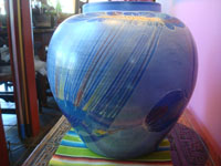 Mexican vintage pottery and ceramics, a beautiful burnished pottery jar, wonderfully decorated with an egret wrapped aroung the jar, Tonala or San Pedro Tlaquepaque, c. 1930's. Main photo of the urn.