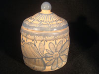 Mexican vintage pottery and ceramics, a jar with lid, signed Arias, with floral decorations, c. 1930-40. Beautiful cream colored glaze with blue floral decorations.