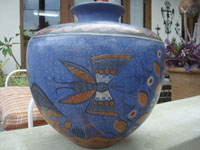 Mexican vintage pottery and ceramics, a stunning blue pottery urn with fabulous artwork and wonderfully burnished, Tonala, Jalisco, c. 1930. Photo showing the second side of the urn.