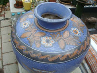 Mexican vintage pottery and ceramics, a stunning blue pottery urn with fabulous artwork and wonderfully burnished, Tonala, Jalisco, c. 1930. Photo showing the floral decorations near the mouth of the urn.