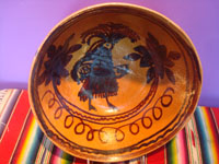 Mexican vintage pottery and ceramics, a very fine and unique pottery bowl by the famous potter Eduardo Valdez, Guanajuato, c. 1950. Main photo of the bowl.