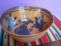 Mexican vintage pottery and ceramics, a very fine and unique pottery bowl by the famous potter Eduardo Valdez, Guanajuato, c. 1950. Another side view of the bowl.