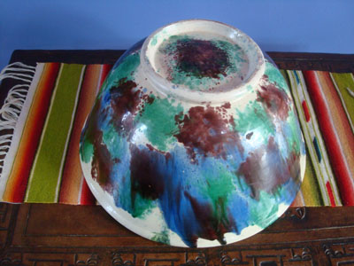 Mexican vintage pottery and ceramics, a beautiful drip-ware pottery bowl with wonderful colors of glaze, Oaxaca, c. 1930's. The bowl is very well made and decorated. Photo of the bottom of the bowl.