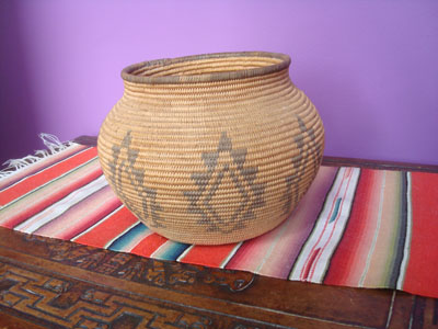 Native American Indian baskets, a beautiful Chemehuevi basketry olla with a tight weave and wonderful decorations, Arizona, c. 1920.