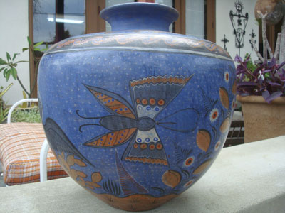 Mexican vintage pottery and ceramics, a stunning blue pottery urn with fabulous artwork and wonderfully burnished, Tonala, Jalisco, c. 1930. The artwork features an eagle with a snake, butterfly, and wonderful floral decorations. A view of the second side of the urn.