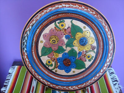 Mexican vintage pottery and ceramics, a stunning petatillo (with fine crosshatching in the background resembling a straw mat, or petate) pottery charger with wonderful colors and very fine artwork decorations, Tonala or San Pedro Tlaquepaque, c. 1940's.